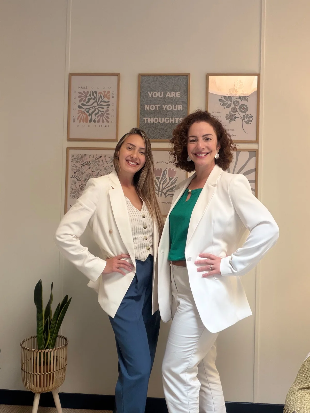 Debora Lima and Gisele Cottica in the clinic